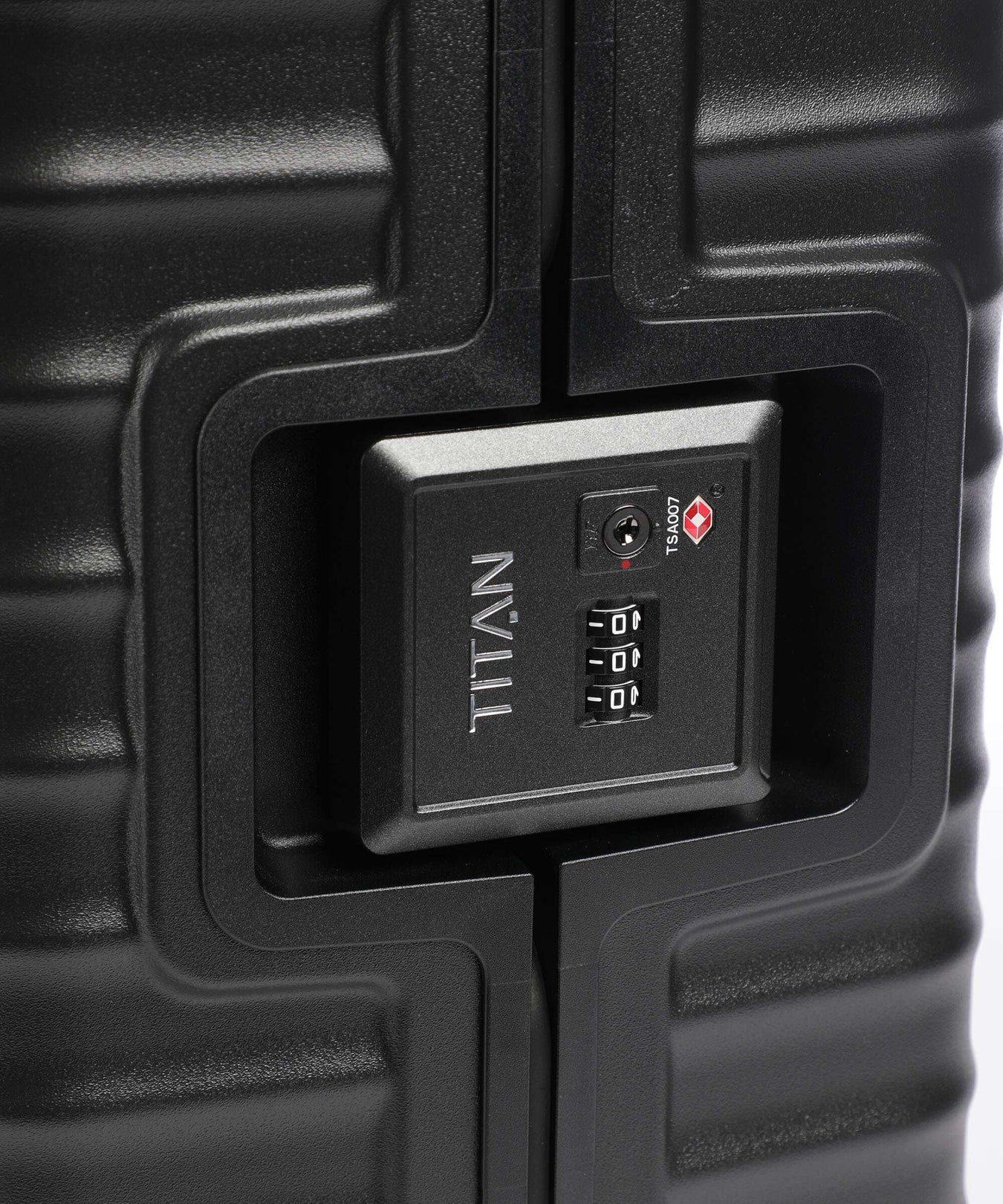 Titan Overseas Spinner (4 wheels) nightshade black