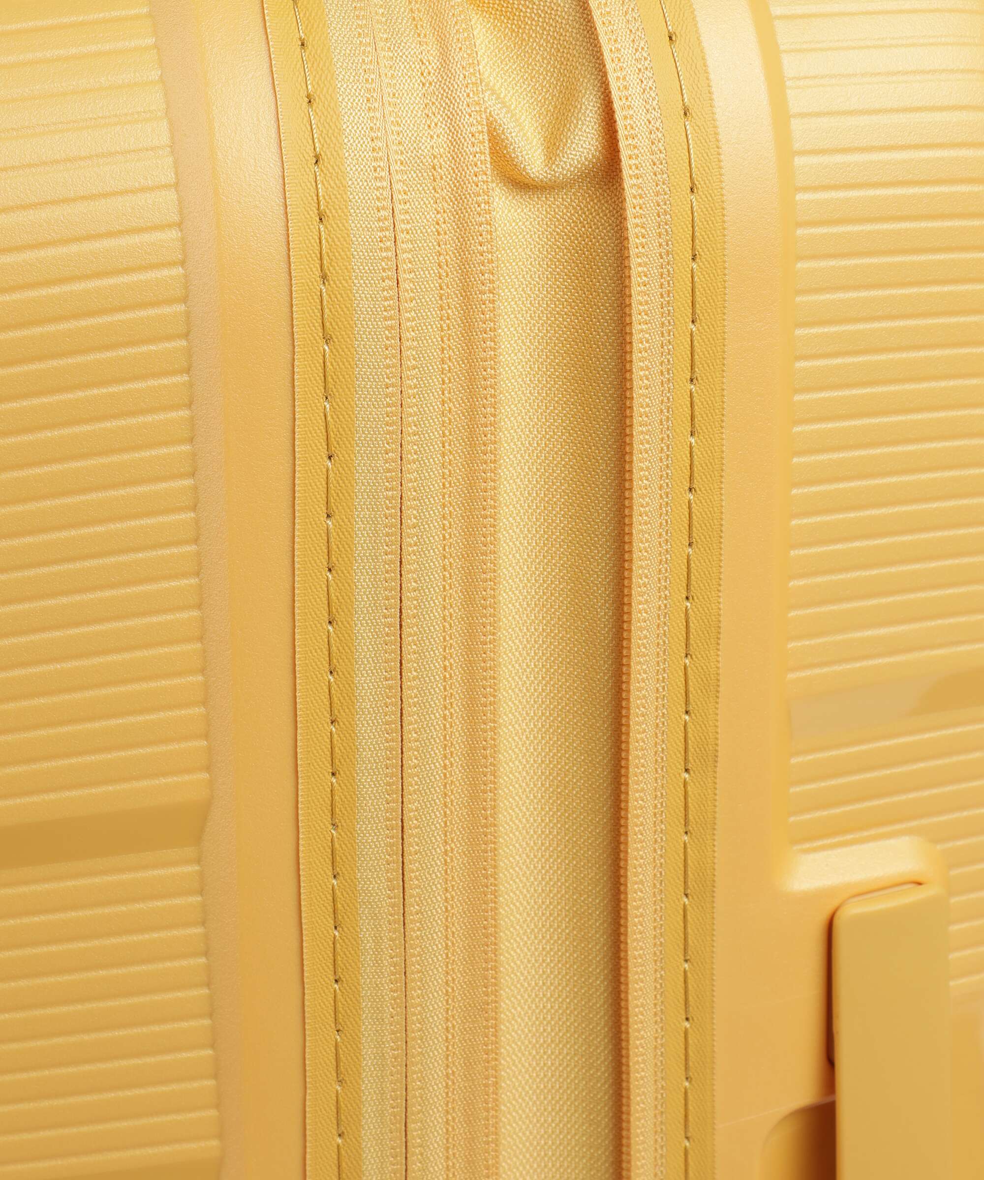 American Tourister Starvibe Spinner (4 wheels) metallic banana